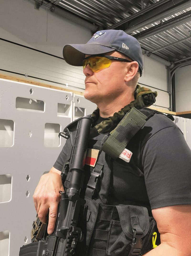 Kouluttaja Patrik Berghäll TTS-suojaliivissä Black Box -tiloissa.