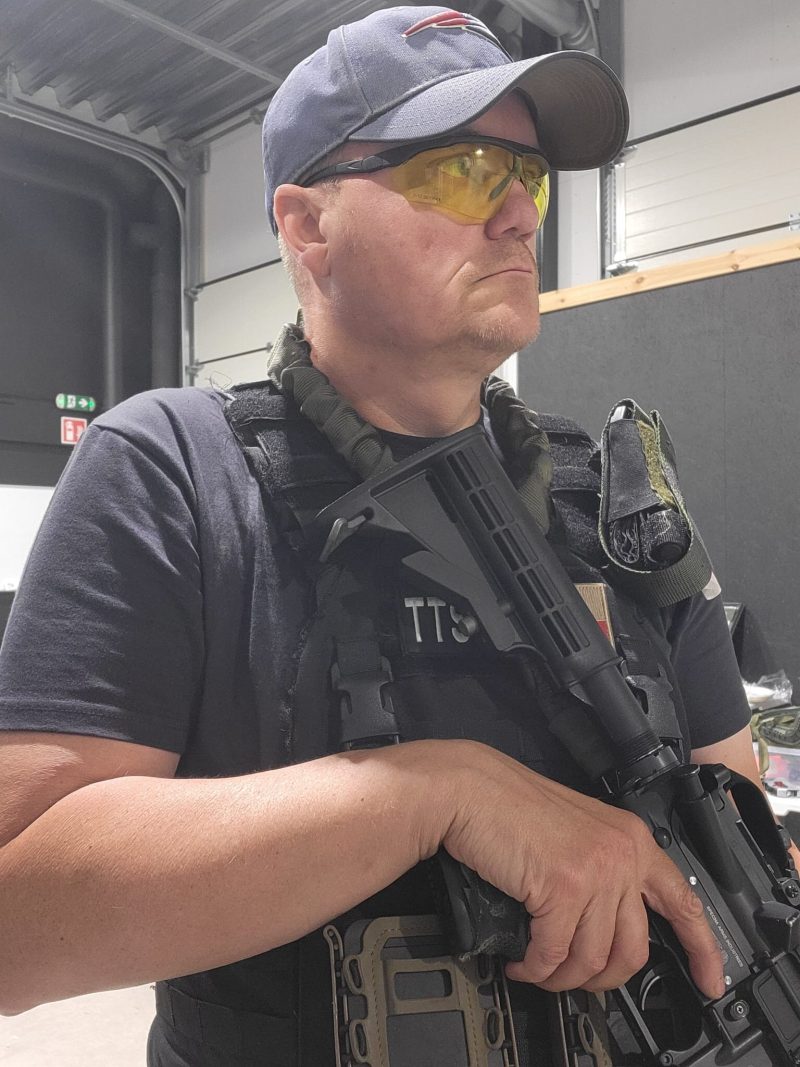 Tactical Training Solutionsin kouluttaja Patrik Berghäll täysissä varusteissa, kivääri kädessä Black Box -koulutustiloissa Kaarinassa.